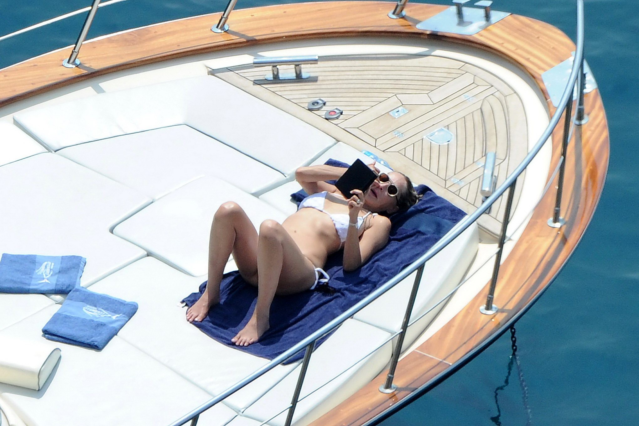 Sharon stone bräunt sich oben ohne und zeigt ihre Arschritze auf einer Yacht in Italien
 #75222927