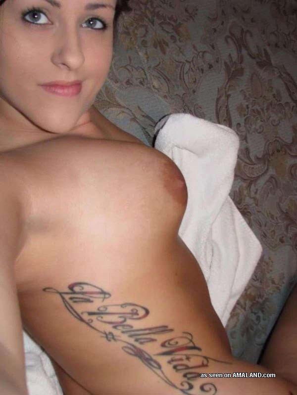 Princesa caliente tatuada mostrando algo de piel
 #68470310
