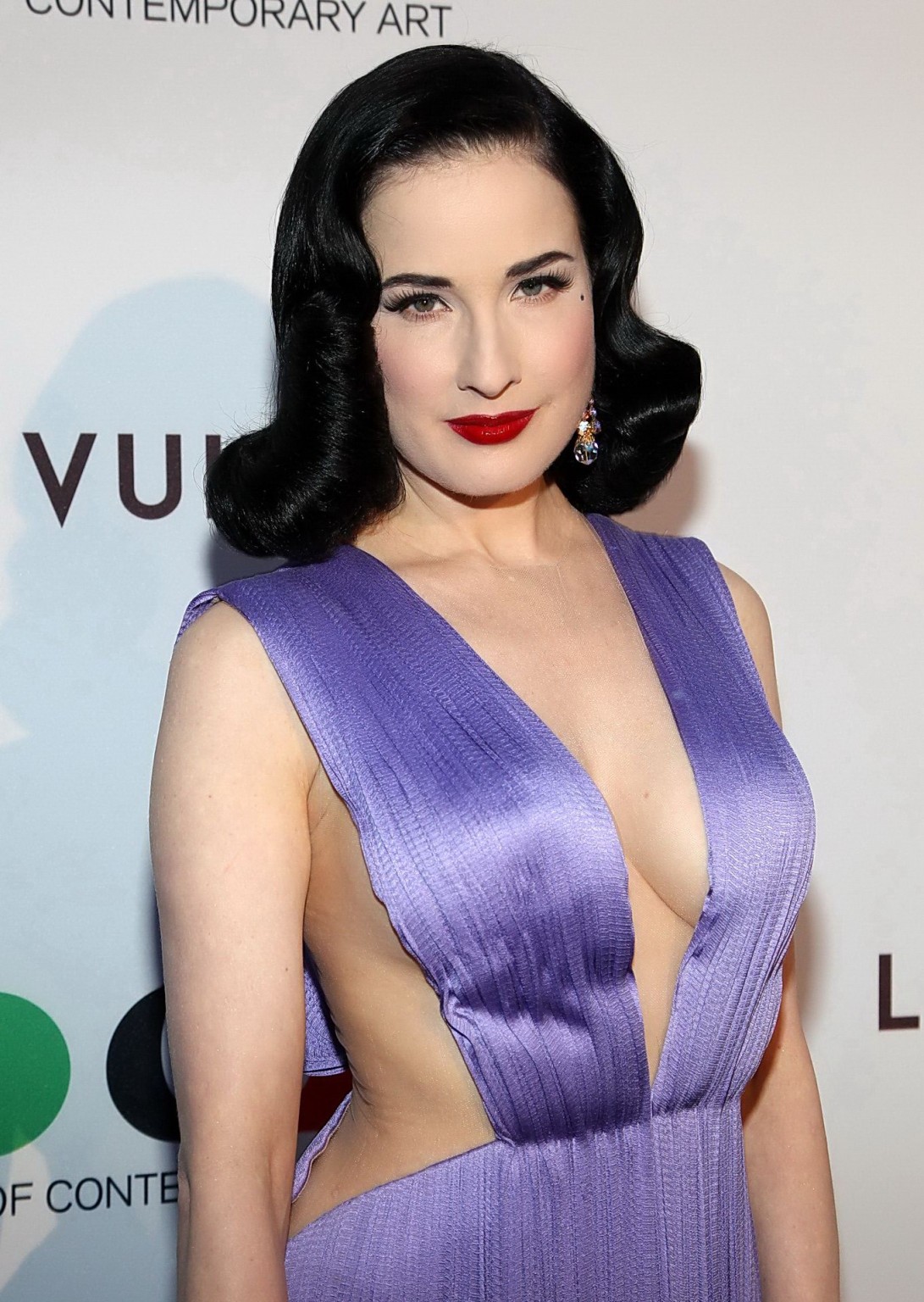 Dita von teese braless mostrando scissione e sideboob
 #75200853