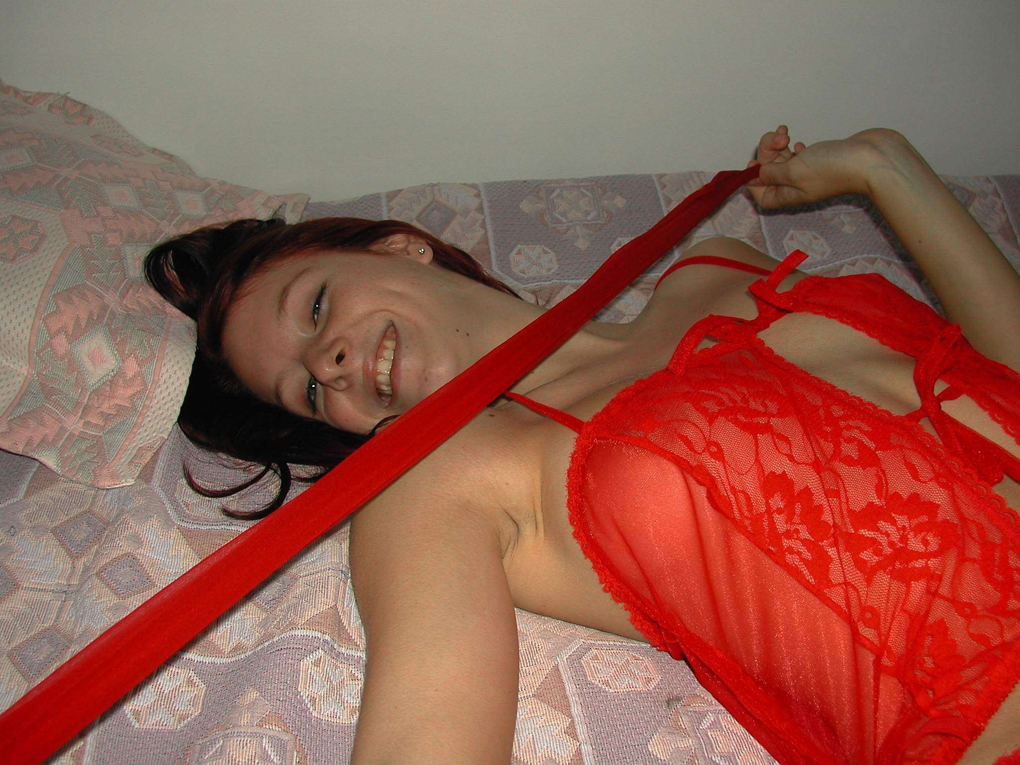 Küken in roten Dessous Streifen nackt in ihrem Schlafzimmer dann Dildo fickt ihre Muschi mit
 #77038749
