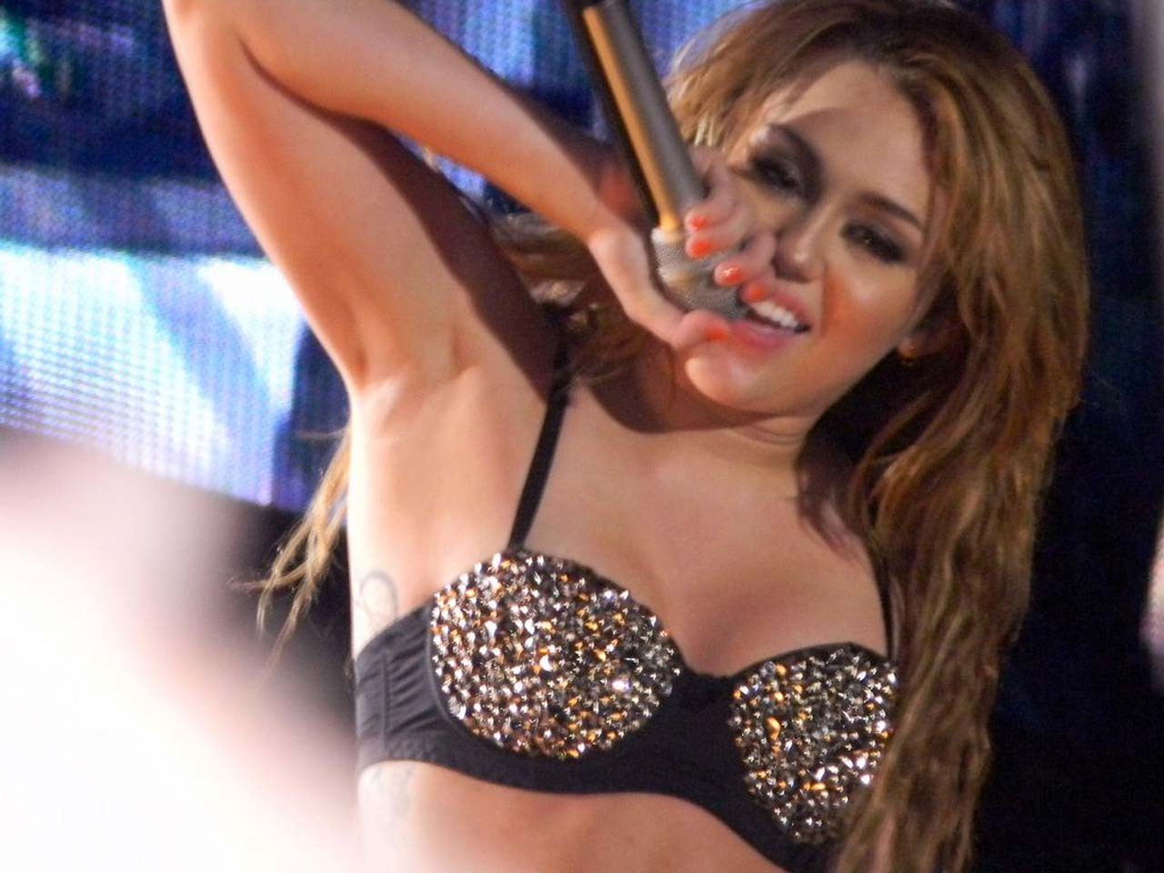 Miley Cyrus exposing sexy tits in bra on stage and geting new tattoo #75304079