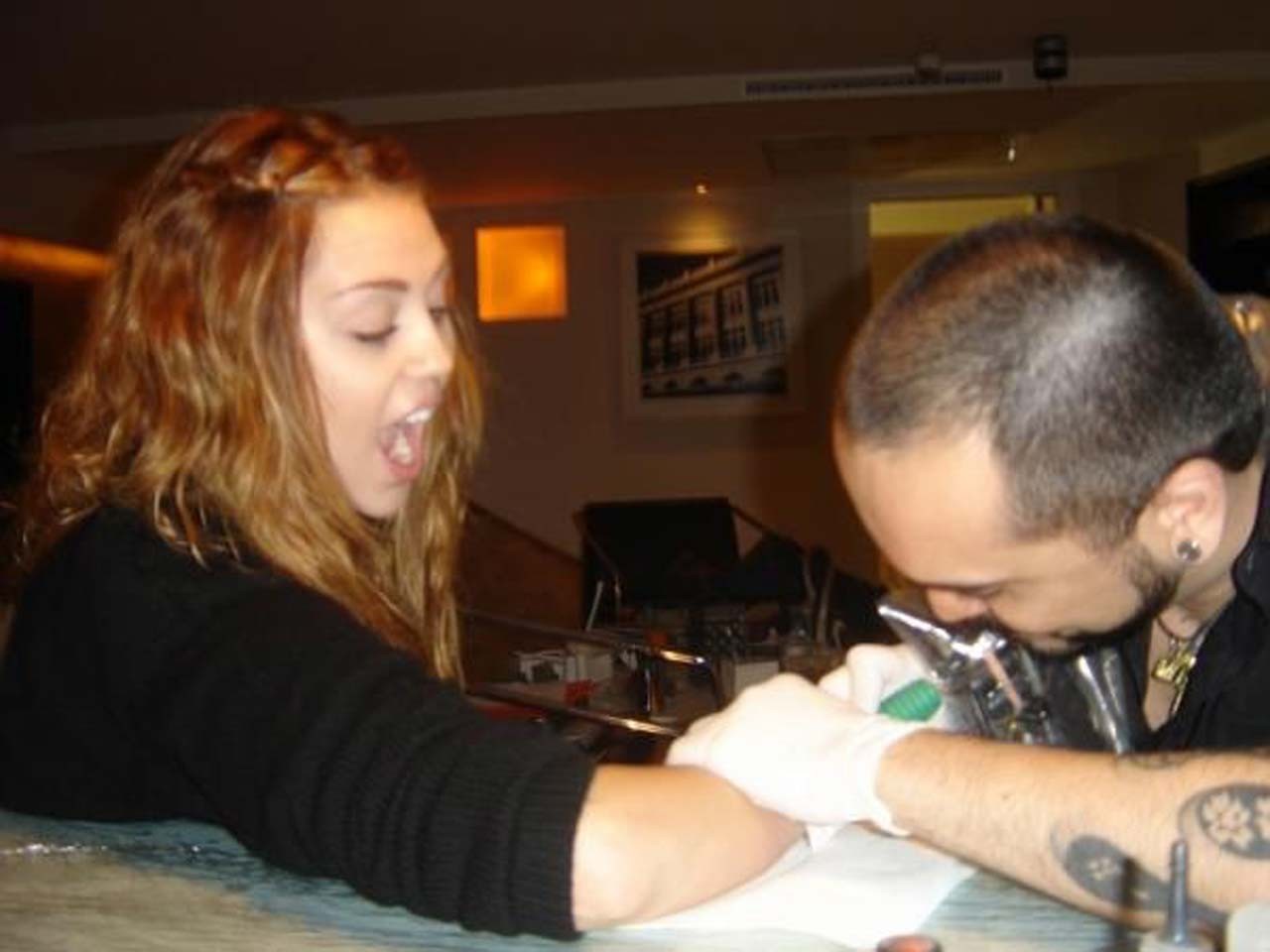 Miley cyrus exponiendo tetas sexy en sujetador en el escenario y haciéndose un nuevo tatuaje
 #75304105