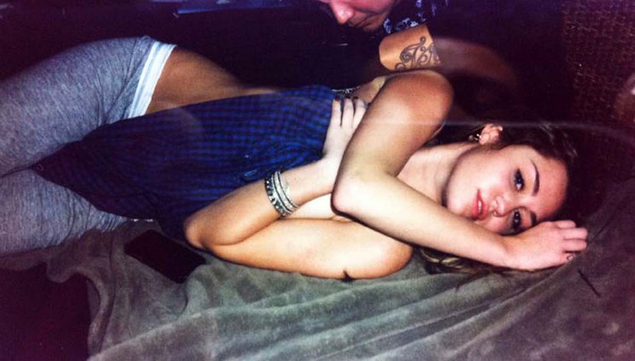 Miley Cyrus exposant ses seins sexy en soutien-gorge sur scène et se faisant un nouveau tatouage
 #75304141