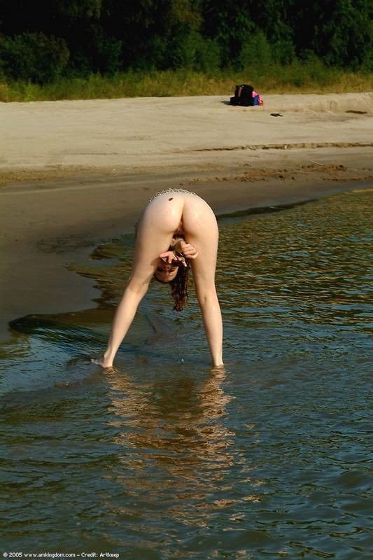 Joven de pecho plano salta en el estanque desnuda
 #78637367