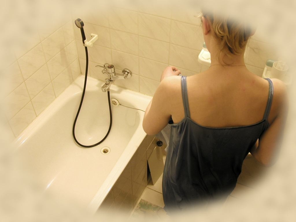 Ahnungsloses Babe mit versteckter Kamera in der Dusche gefilmt
 #71653841
