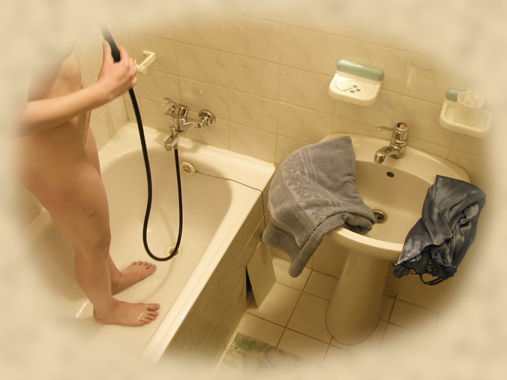 Une jeune fille sans méfiance filmée en caméra cachée sous la douche.
 #71653877