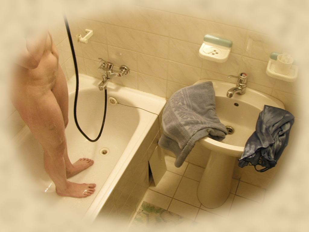Une jeune fille sans méfiance filmée en caméra cachée sous la douche.
 #71653881