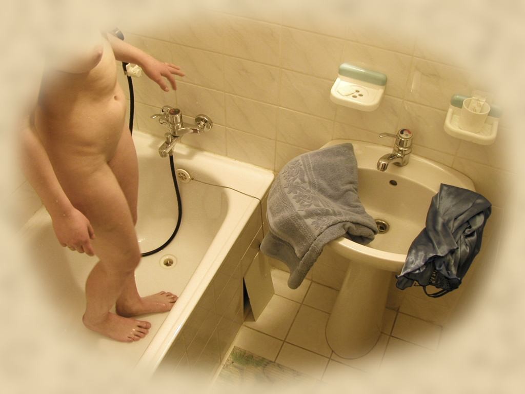 Une jeune fille sans méfiance filmée en caméra cachée sous la douche.
 #71653887