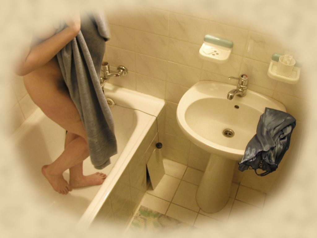 Une jeune fille sans méfiance filmée en caméra cachée sous la douche.
 #71653890