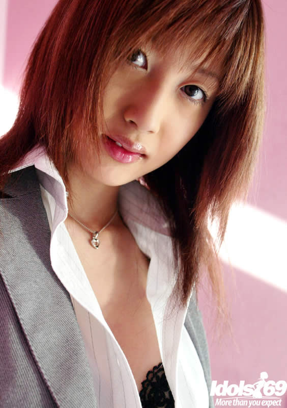 Donna d'affari giapponese sexy che si spoglia
 #69967977