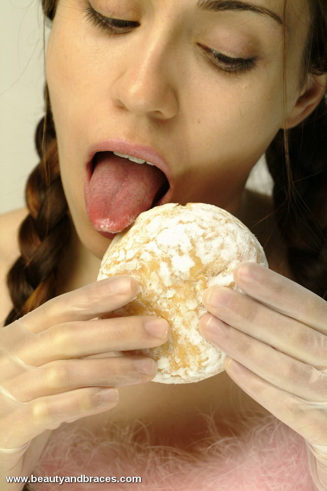 Teen mit Zöpfen und Zahnspange stopft einen Donut in ihren sexy Mund
 #74900298