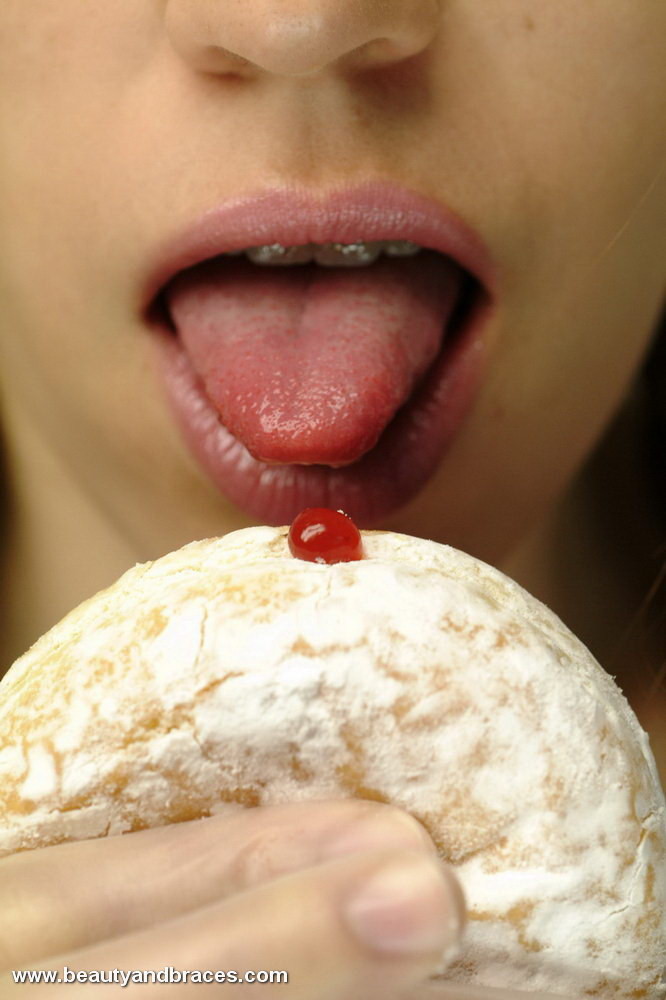 Teen mit Zöpfen und Zahnspange stopft einen Donut in ihren sexy Mund
 #74900304