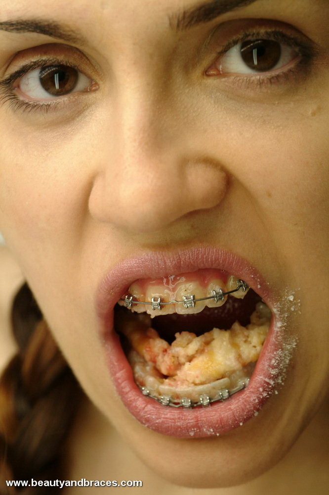 Teen mit Zöpfen und Zahnspange stopft einen Donut in ihren sexy Mund
 #74900354