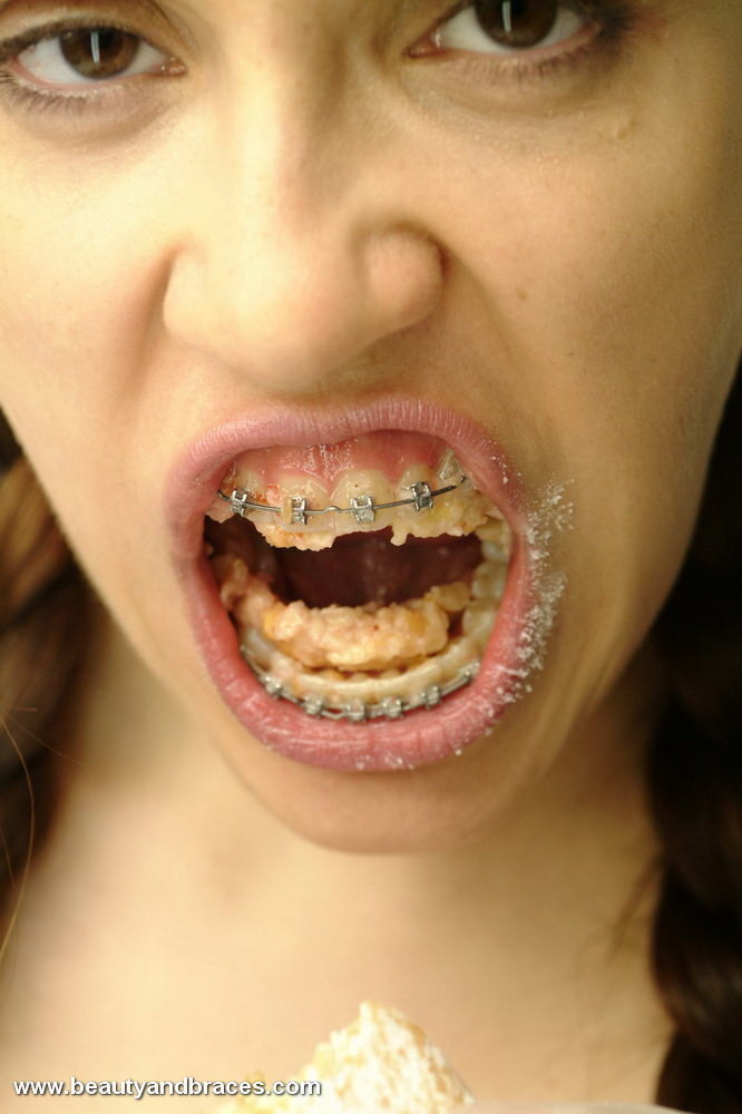 Teen mit Zöpfen und Zahnspange stopft einen Donut in ihren sexy Mund
 #74900358