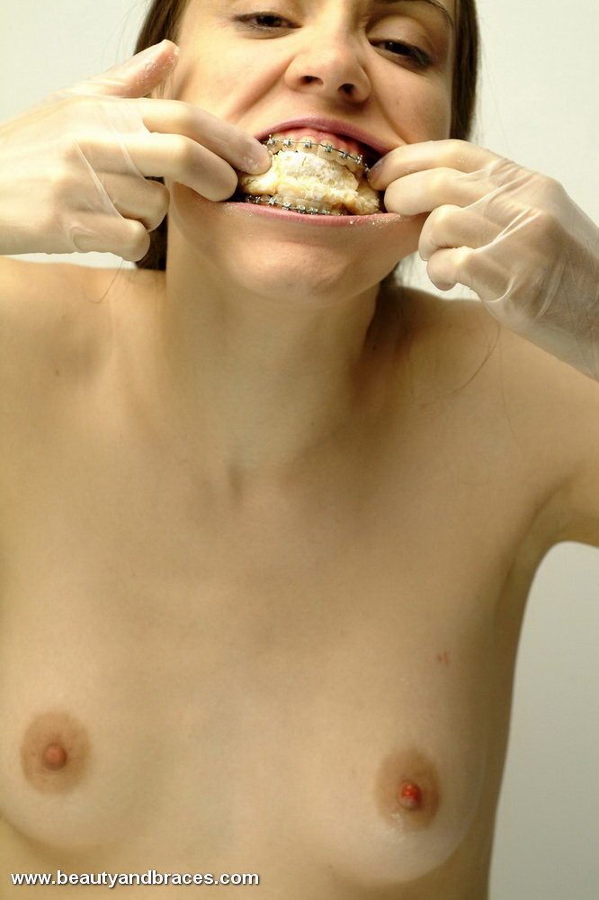 Une jeune avec une queue de cochon et un appareil dentaire enfonce un beignet dans sa bouche sexy.
 #74900375