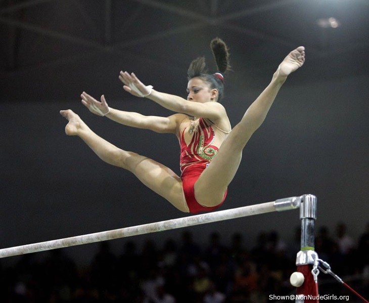 Gimnasta abriendo las piernas
 #75415484