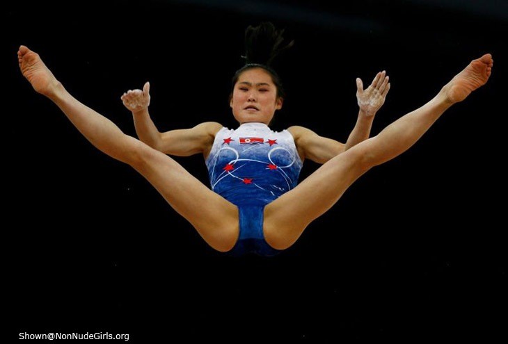 Gimnasta abriendo las piernas
 #75415570