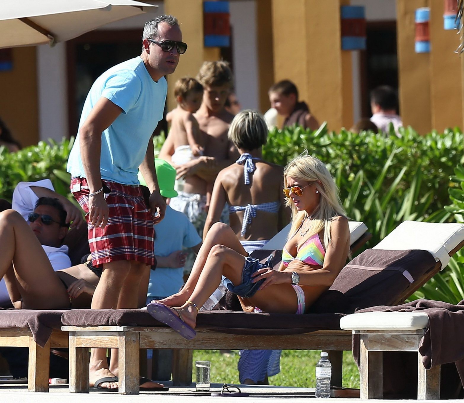 Tara Reid trägt einen Regenbogen Print Bikini am Pool in Hawaii
 #75176642