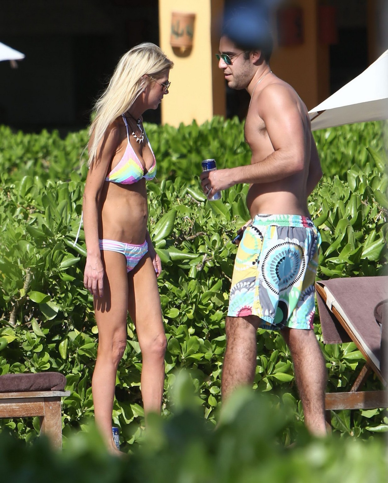 Tara reid indossa un bikini con stampa arcobaleno a bordo piscina alle Hawaii
 #75176659
