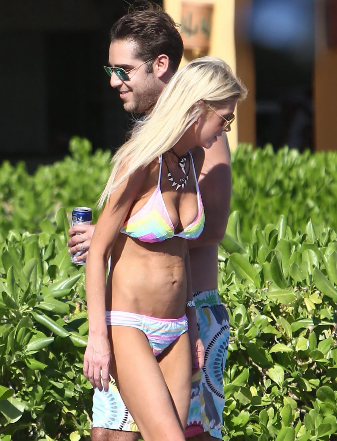Tara Reid trägt einen Regenbogen Print Bikini am Pool in Hawaii
 #75176671
