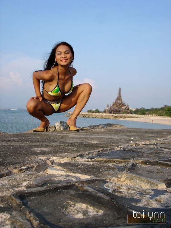 Atemberaubend schöne asiatische Mädchen tussinee Posen an einer Bucht
 #67757230