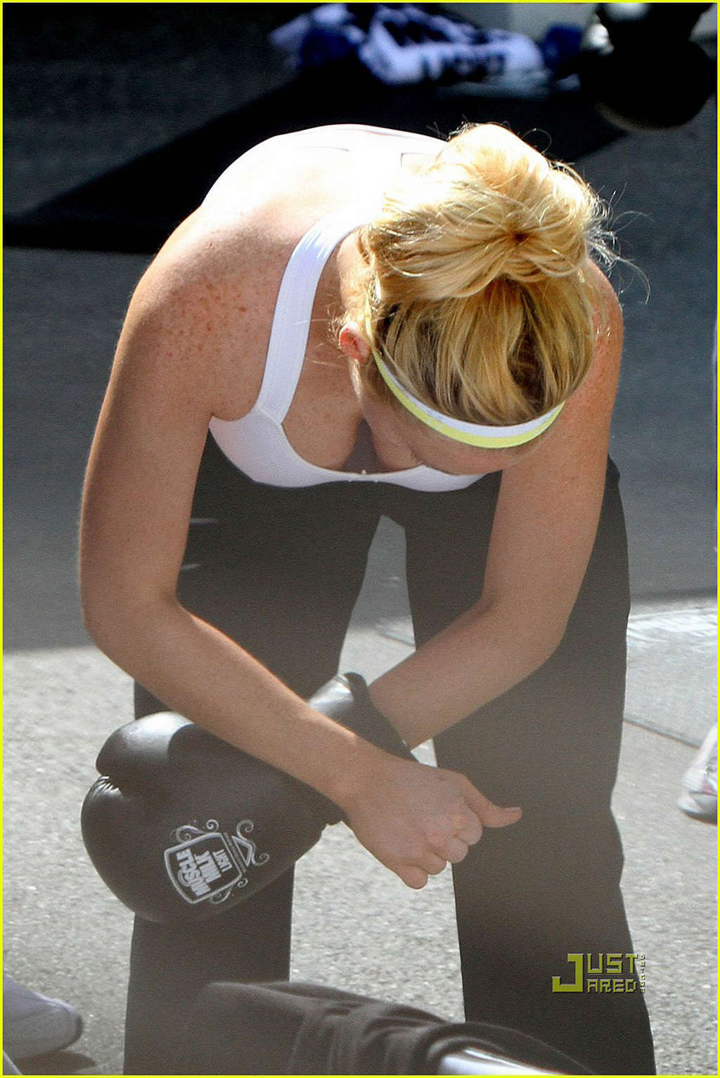 Lindsay lohan en sujetador deportivo blanco aprendiendo boxeo y downblouse
 #75344720