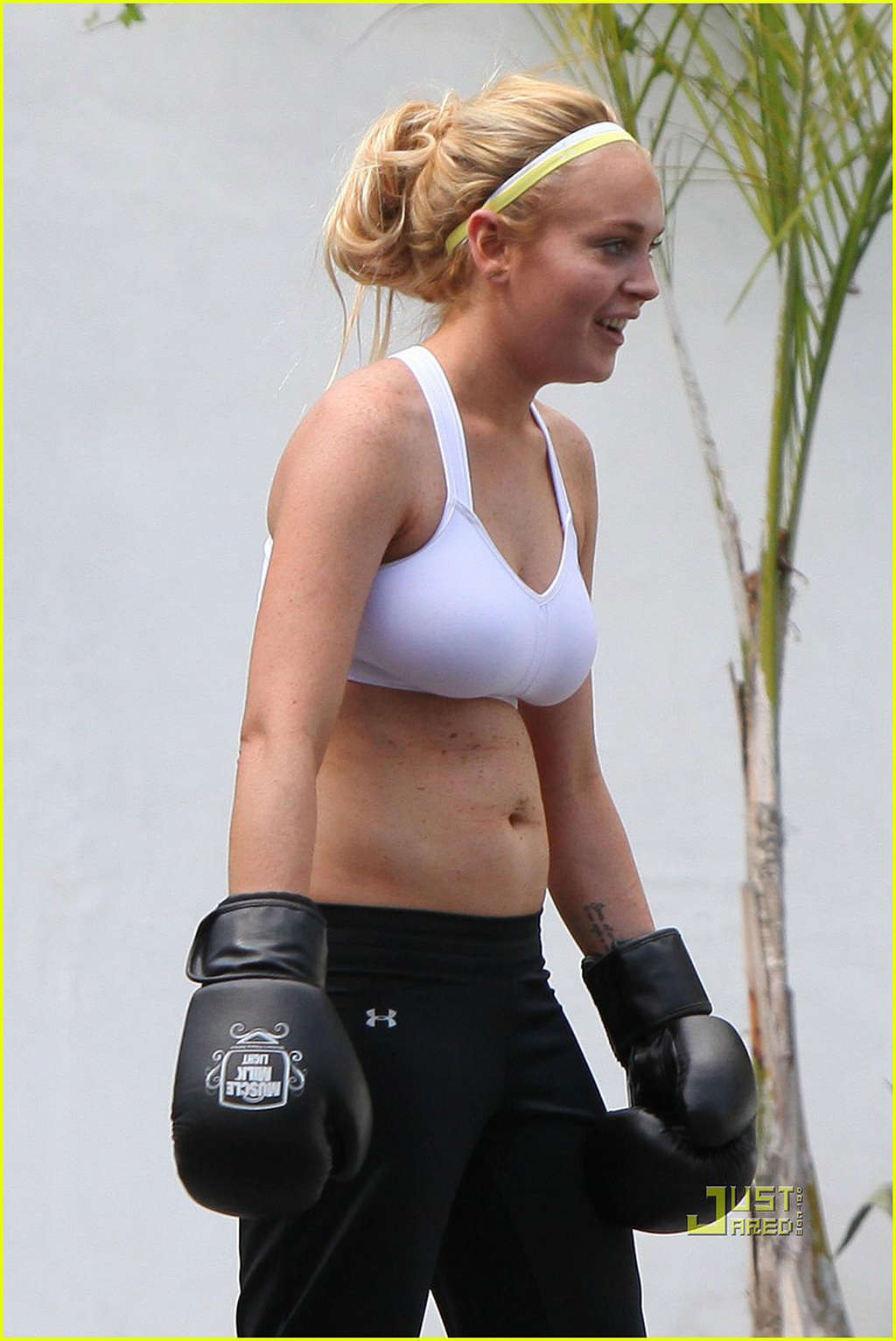 Lindsay lohan en sujetador deportivo blanco aprendiendo boxeo y downblouse
 #75344736