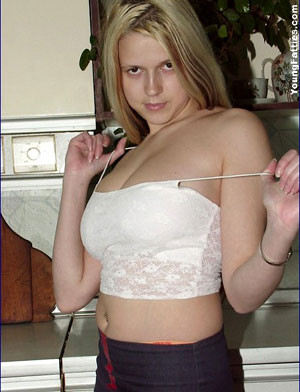 Jeune blonde potelée montrant ses gros seins
 #73101074