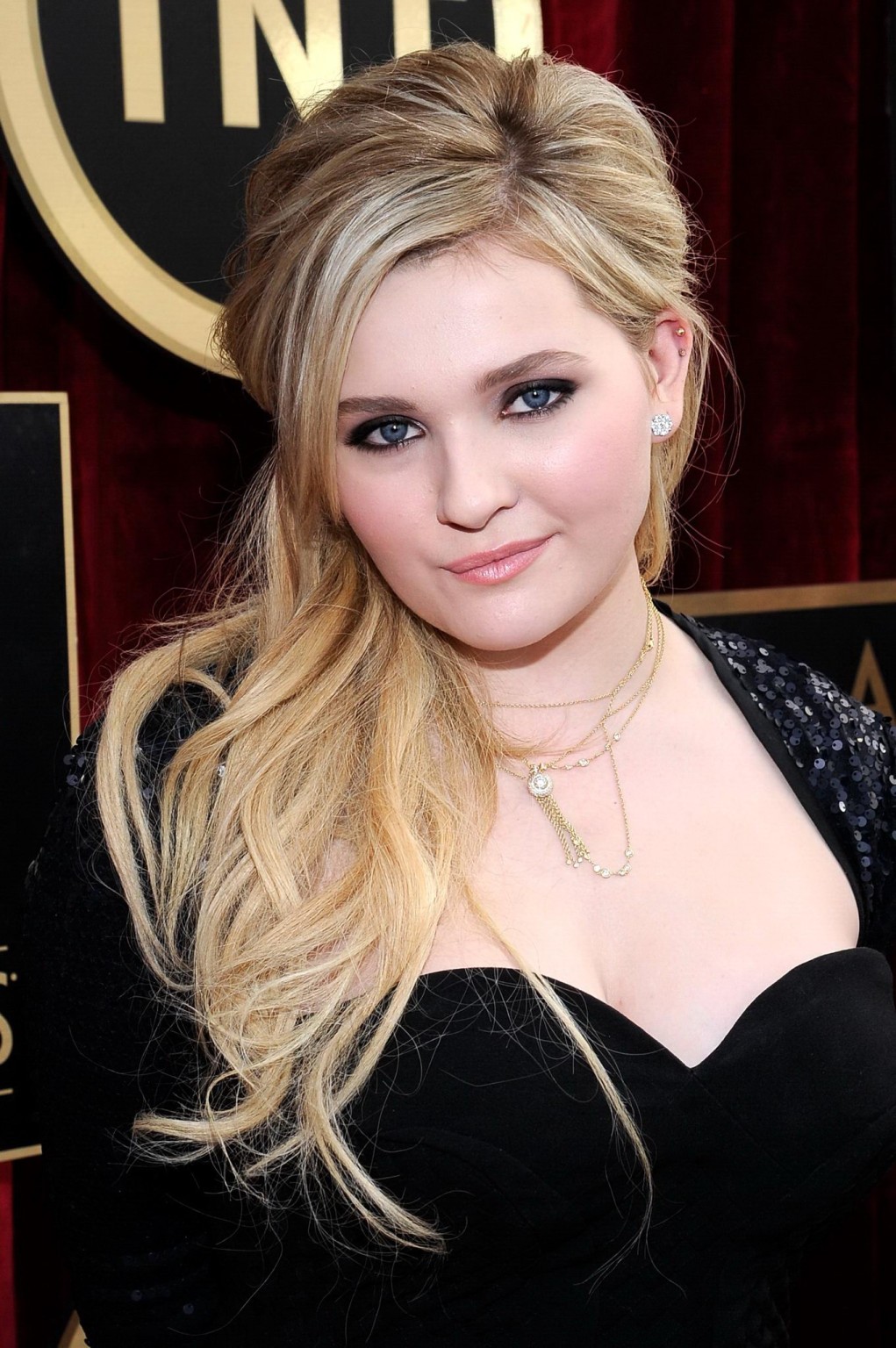 Busty Abigail Breslin Wearing A Low Cut Black Dress At The 20th Annual Sag Award Porn Pictures 