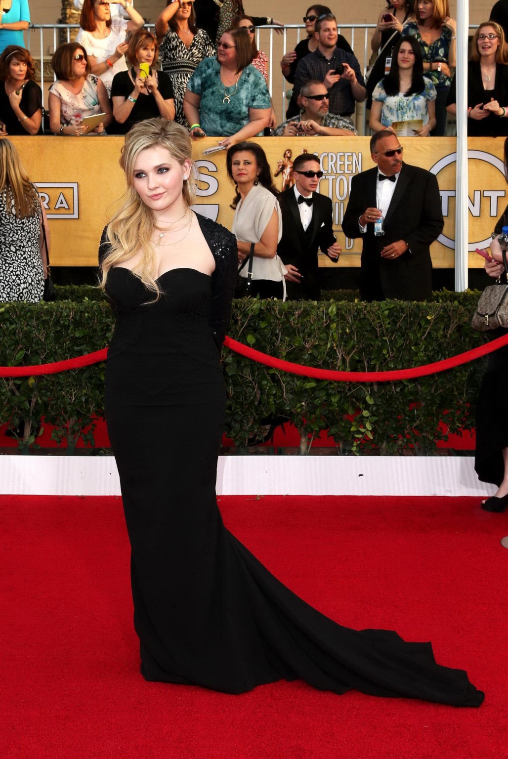 Abigail Breslin, plantureuse, portant une robe noire décolletée à la 20e cérémonie annuelle des sag awards.
 #75206734