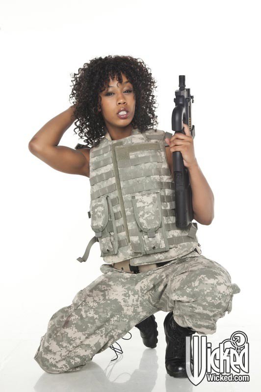 La marine d'ébène misty stone se déshabille de son uniforme et se fait baiser par un homme en chaleur.
 #73353037