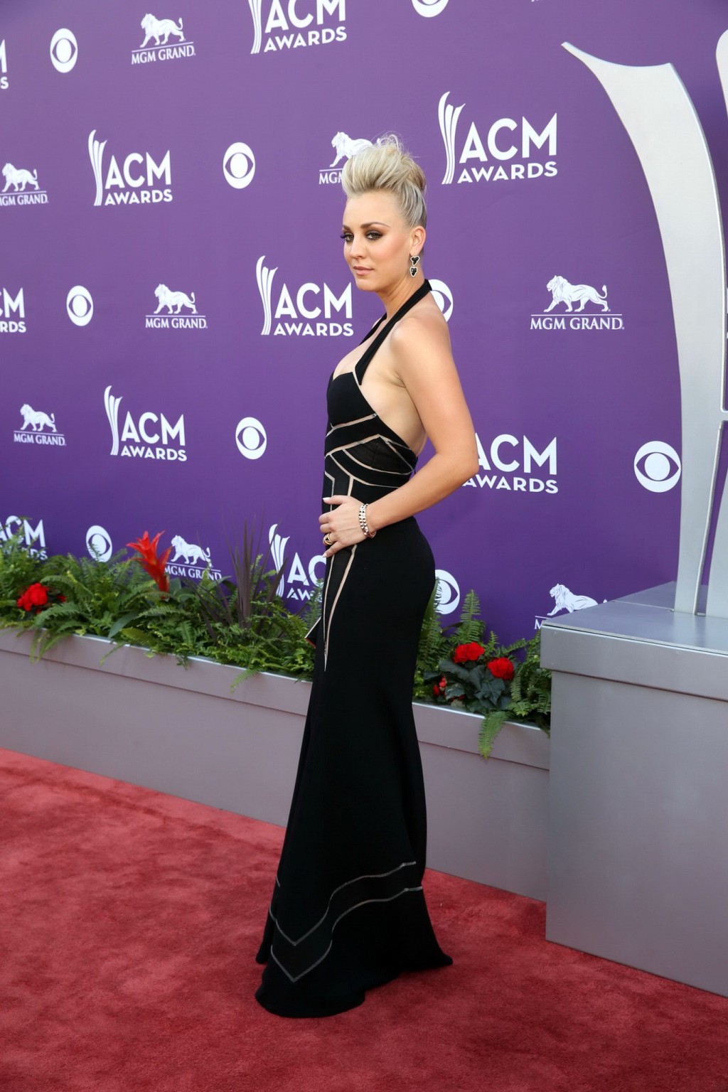 Kaley cuoco montre son décolleté dans une robe noire décolletée à la 48e cérémonie annuelle des Oscars 
 #75235778