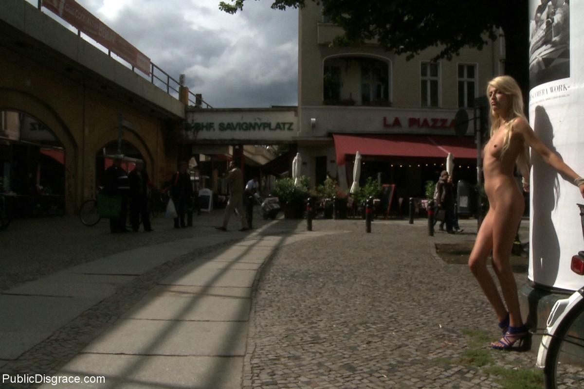 Une fille se fait déshabiller, attacher et baiser en plein air dans des lieux publics.
 #68796557