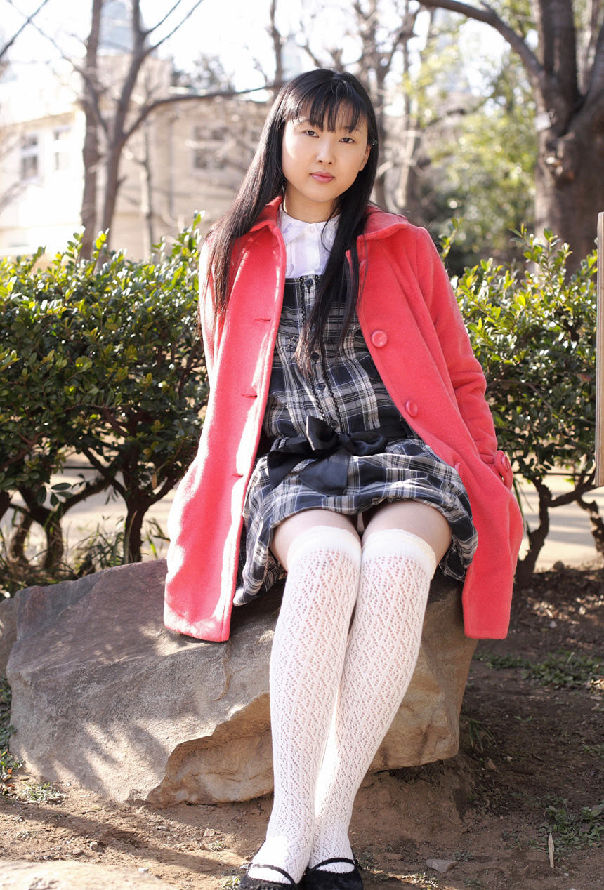 Japanisches Flittchen posiert in ihrer Schuluniform als sie wartet
 #69937566