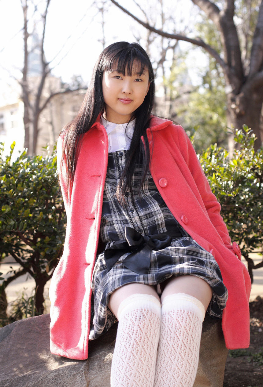 Japanisches Flittchen posiert in ihrer Schuluniform als sie wartet
 #69937580