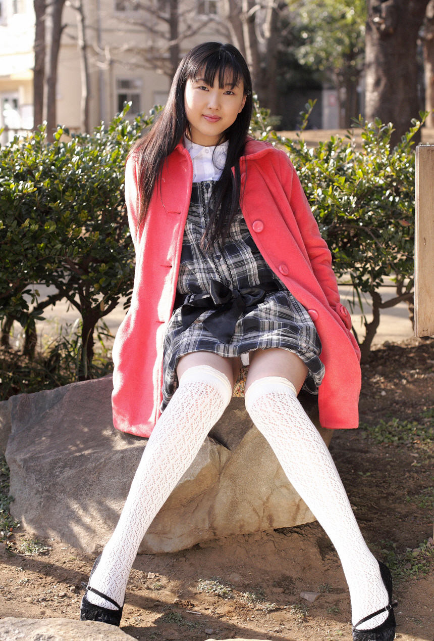 Japanisches Flittchen posiert in ihrer Schuluniform als sie wartet
 #69937600