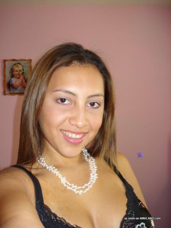 Une latina aux gros seins posant dans des photos coquines pour son copain.
 #77029711