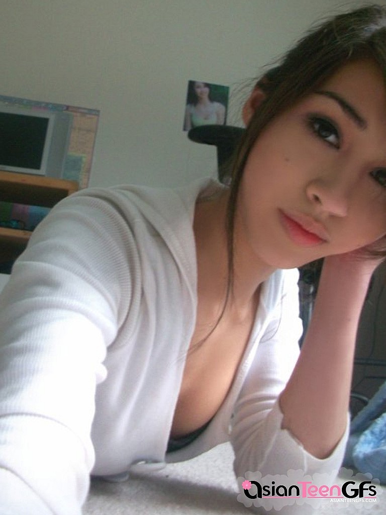 Bellezza asiatica nuda teen gf fare selfies
 #67372908