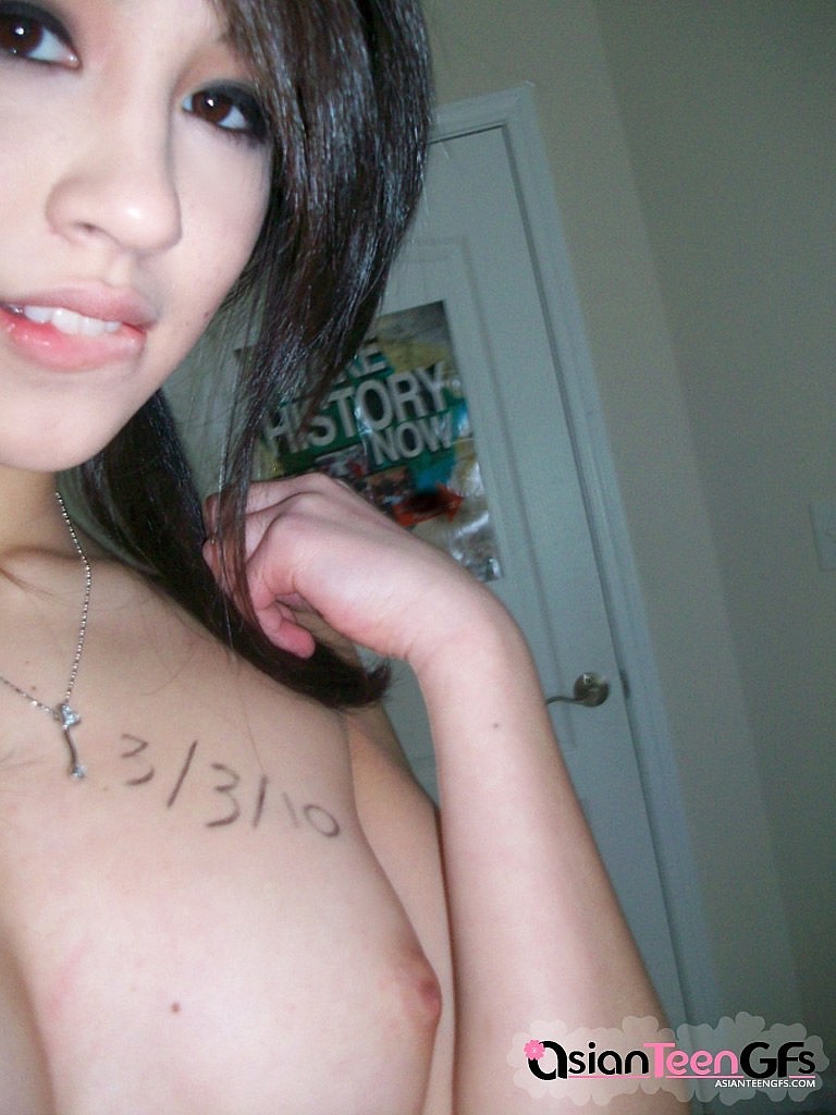 Bellezza asiatica nuda teen gf fare selfies
 #67372937