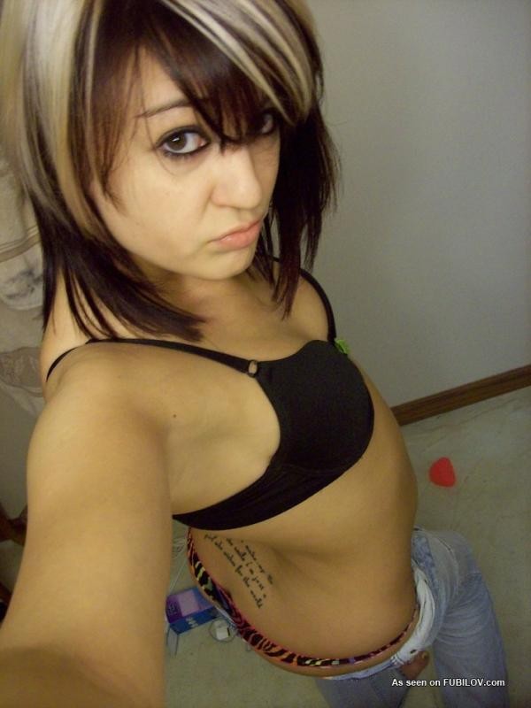 Selfshooting eingefärbt hottie blinkt ihre Titten
 #68103788