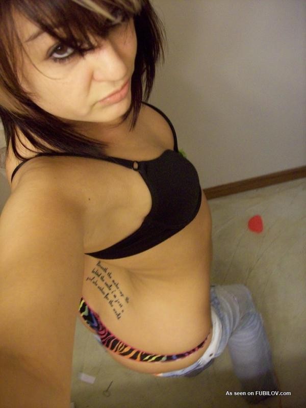 Selfshooting eingefärbt hottie blinkt ihre Titten
 #68103794