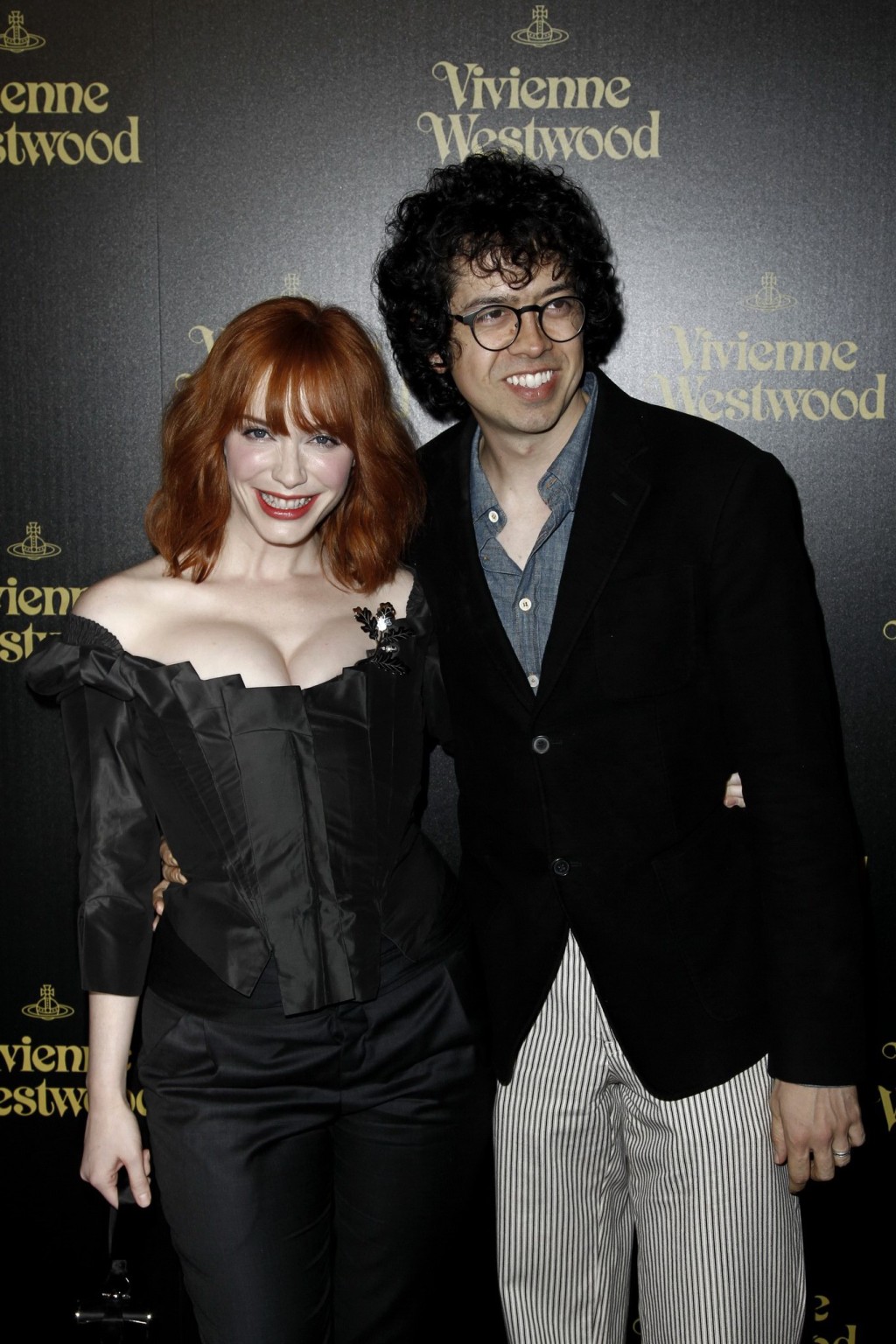 Christina Hendricks mostra un'enorme scollatura all'apertura del negozio di Vivienne Westwood a La
 #75310406