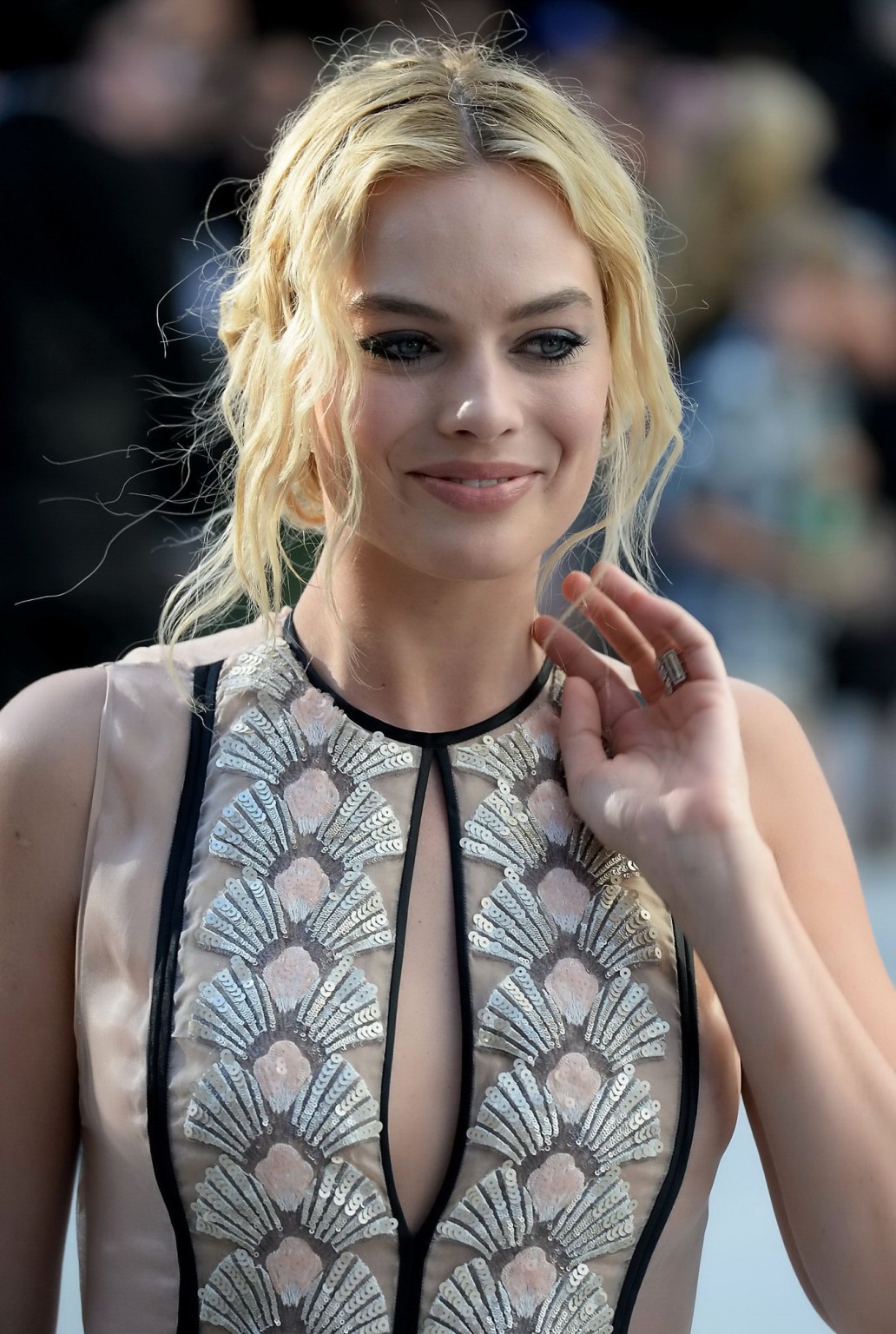 Margot Robbie, fesses et jambes montrant des nichons latéraux
 #75140389