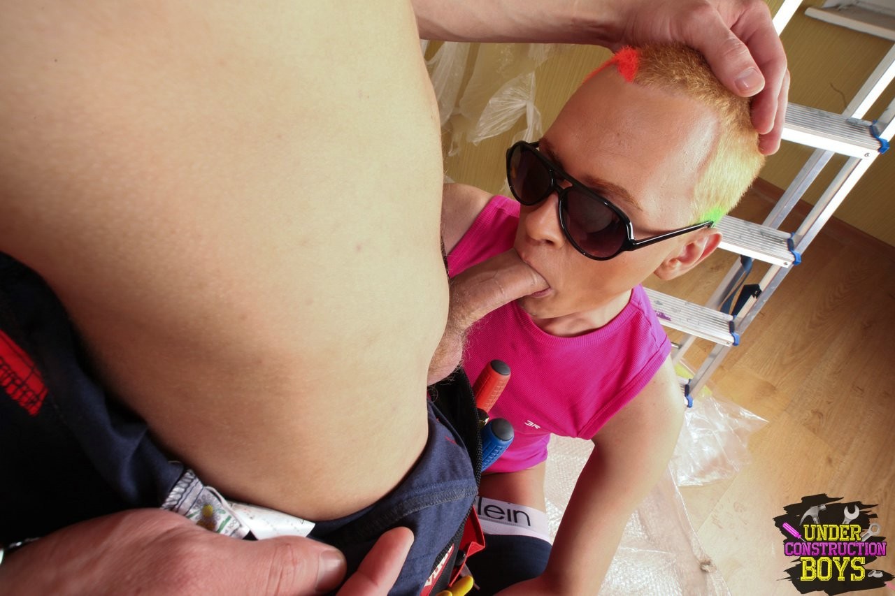 Un jovencito rubio se siente como en casa entre los obreros de la construcción
 #76924537