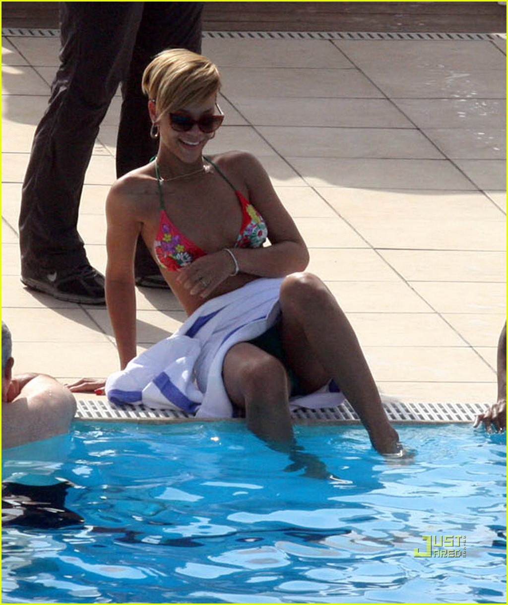 Rihanna luciendo un diminuto bikini junto a la piscina en tel aviv, israel
 #75348011