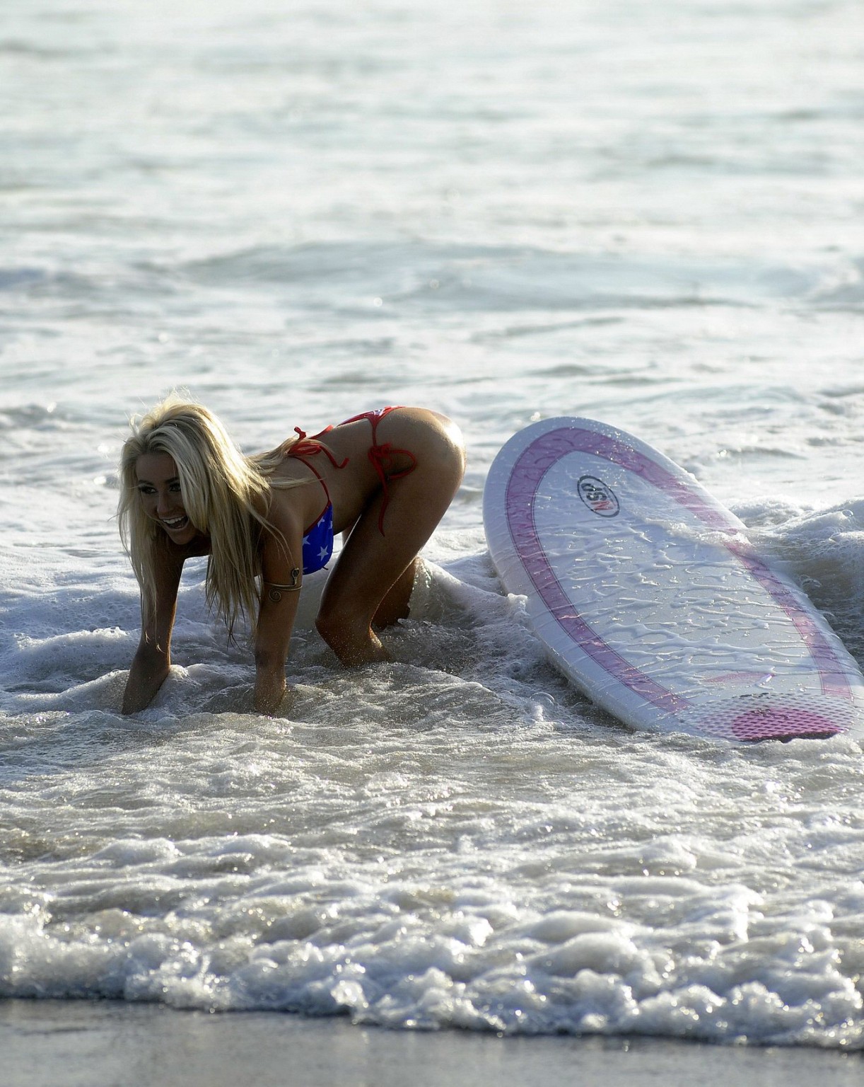 Courtney Stodden in bikini striminzito che fa surf sulla spiaggia di Malibu
 #75270173