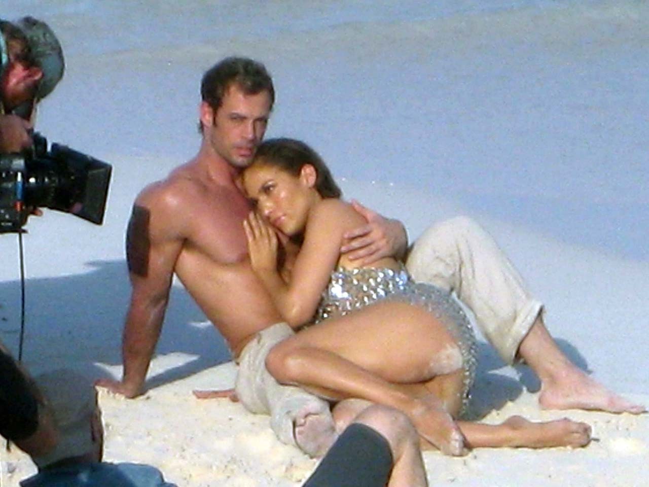 Jennifer lopez exposant ses fesses nues dans une séance de photos sur la plage et son ventre
 #75307402