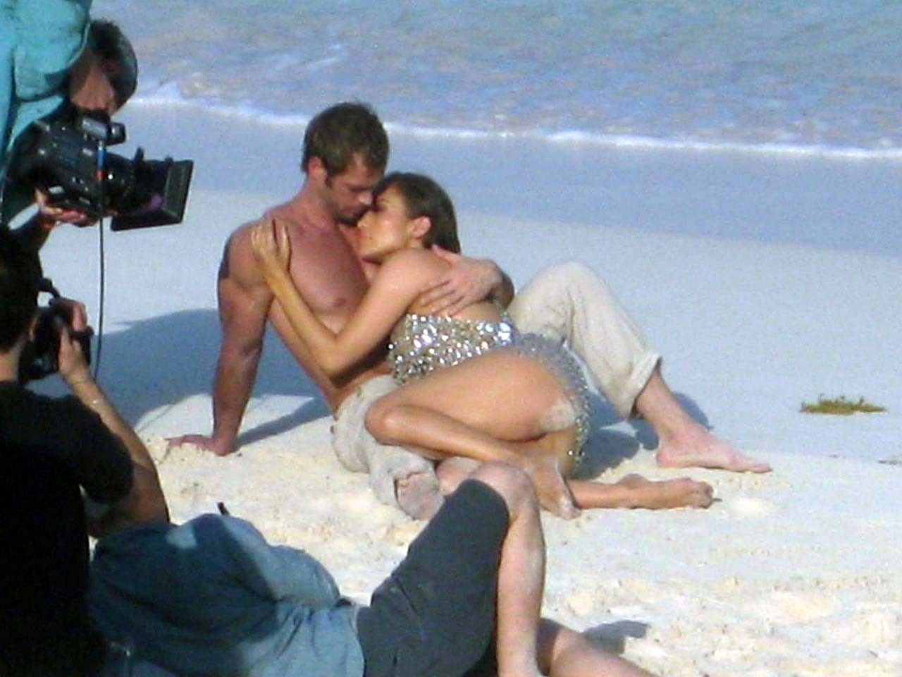 Jennifer Lopez esponendo il suo culo nudo in qualche photoshoot sulla spiaggia e la sua pancia
 #75307407
