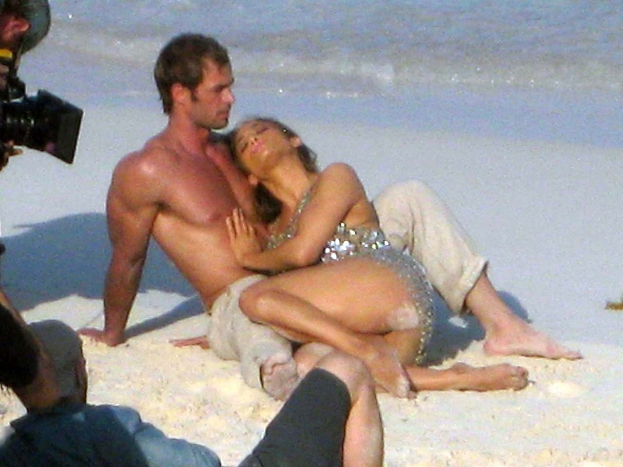 Jennifer Lopez esponendo il suo culo nudo in qualche photoshoot sulla spiaggia e la sua pancia
 #75307452