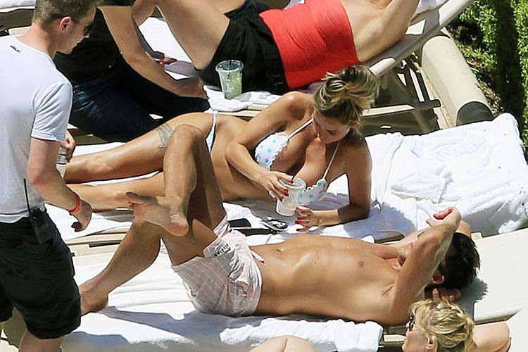 Katie Price gibt ihrem Freund am Strand einen Handjob
 #75262137